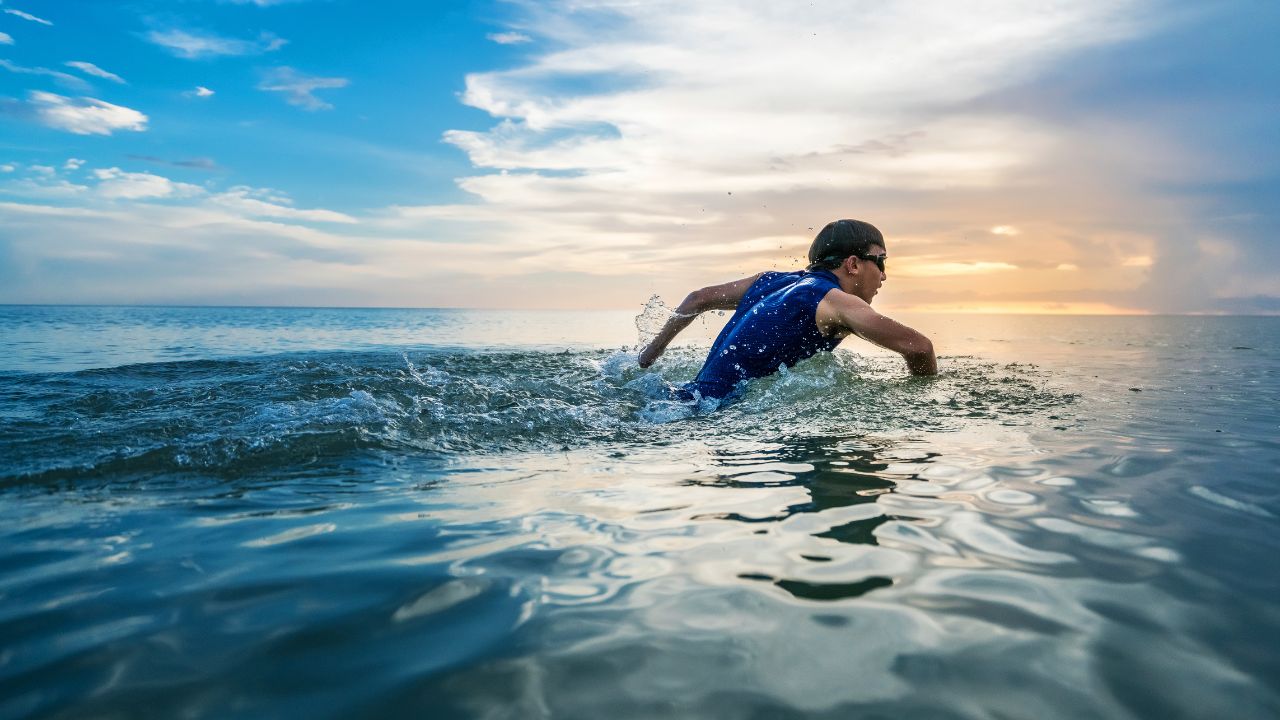 Techniki Pływackie dla Triathlonistów: Jak Poprawić Swoje Czasy i Wydajność