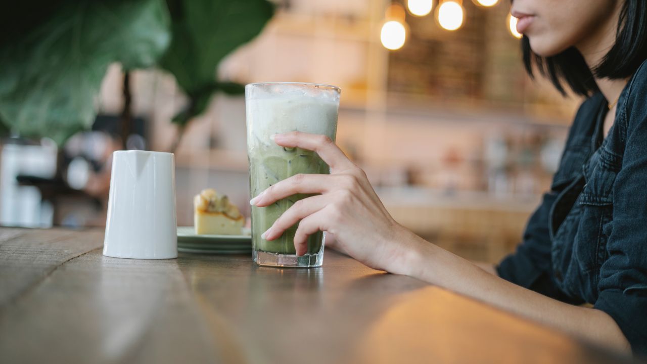 Matcha dla zdrowia umysłu: Jak zielona herbata wpływa na nasz mózg?