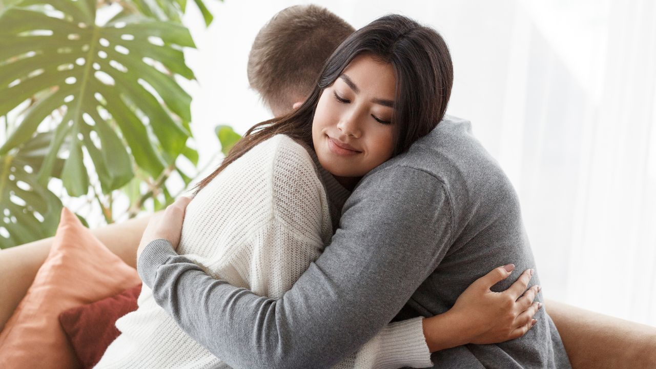 Przełamując bariery: Jak psychoterapia par może pomóc wzmocnić Wasz związek