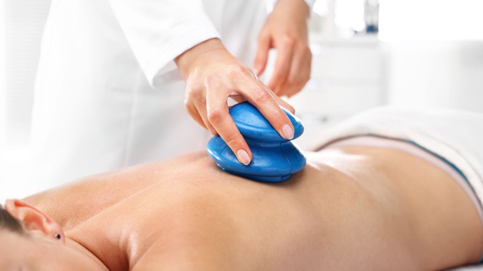 Relaksujący masaż bańką chińską dla odprężenia całego ciała