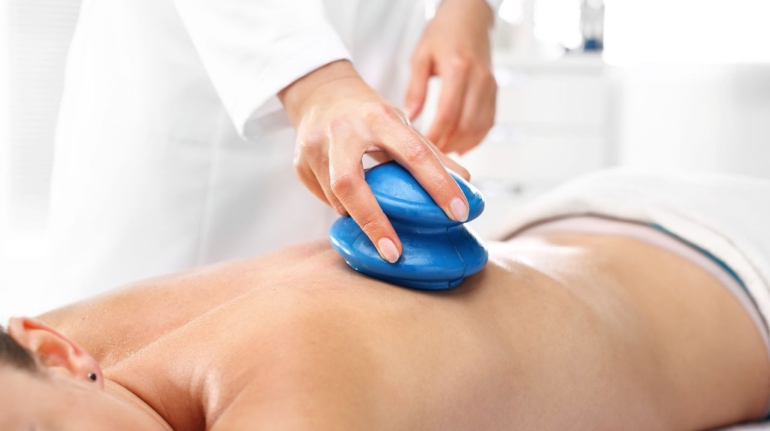 Relaksujący masaż bańką chińską dla odprężenia całego ciała