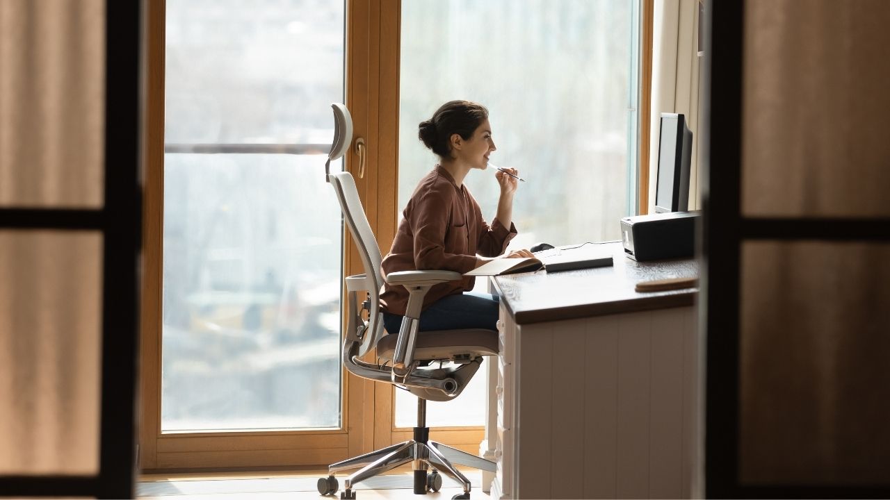 Jak dbanie o ergonomiczne warunki pracy może poprawić stan zdrowia kręgosłupa?