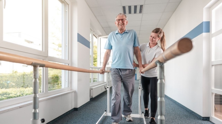 Pierwsze kroki po operacji: skuteczne metody skracania czasu rehabilitacji