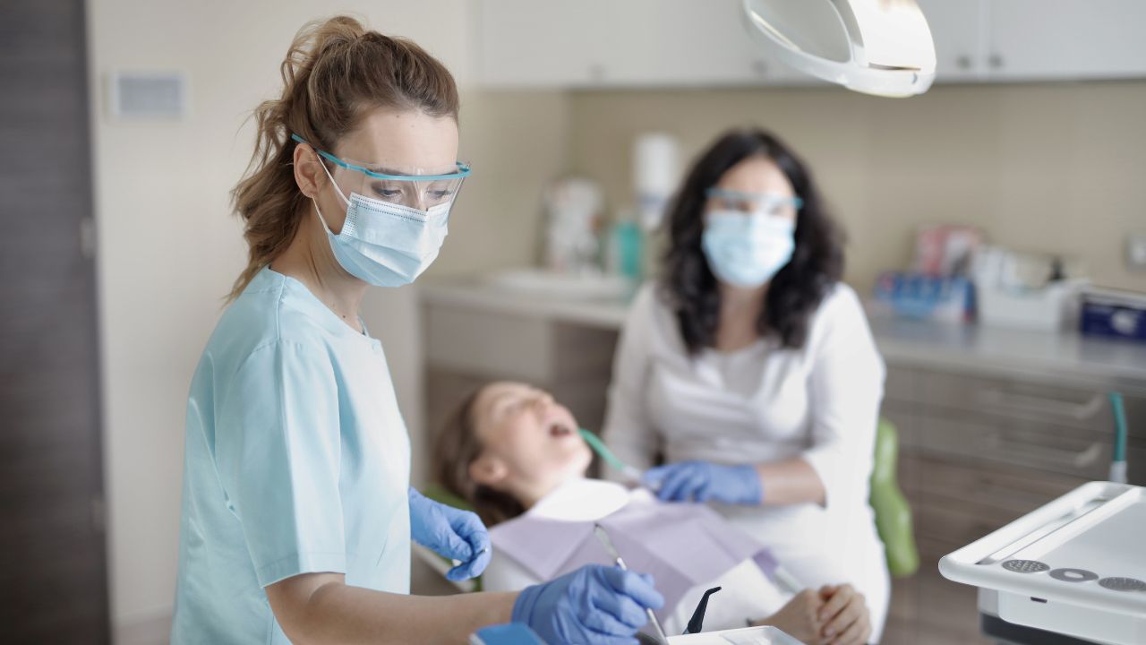 Nowoczesne metody leczenia próchnicy – jak wygląda współczesna stomatologia zachowawcza?