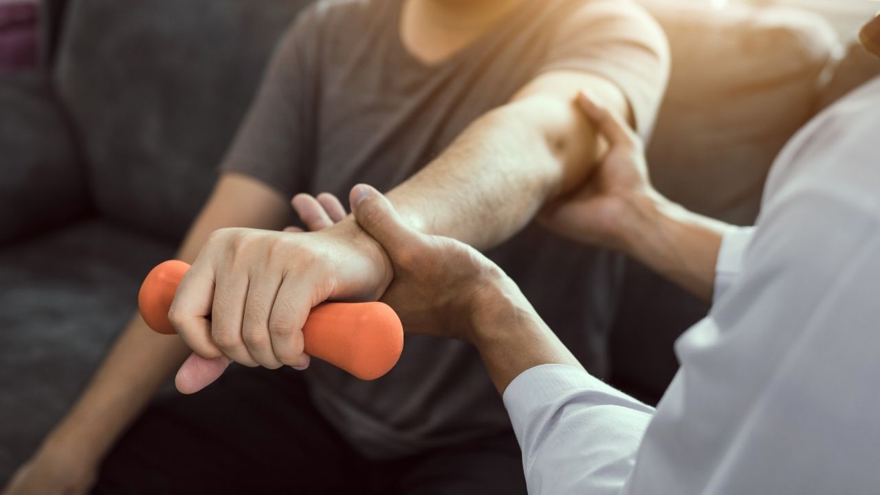 Zalety rehabilitacji domowej: kiedy warto zdecydować się na leczenie w domu?