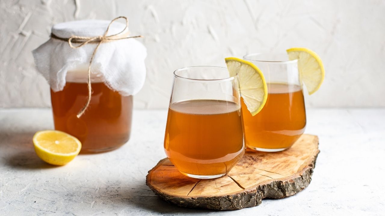 Kombucha: Twoje nowe ulubione napoje! Korzyści i kreatywne pomysły na włączenie tego zdrowego napoju fermentowanego do Twojego codziennego menu
