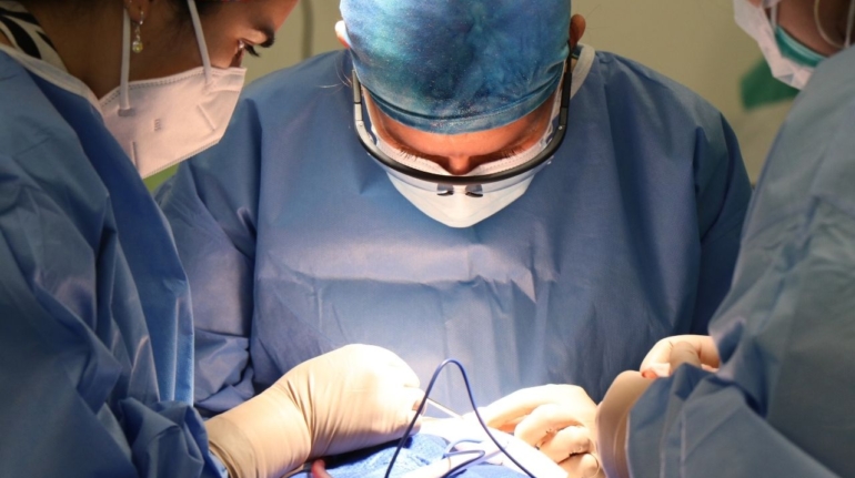 Chirurg stomatologiczny – czym różni się od chirurga szczękowego?
