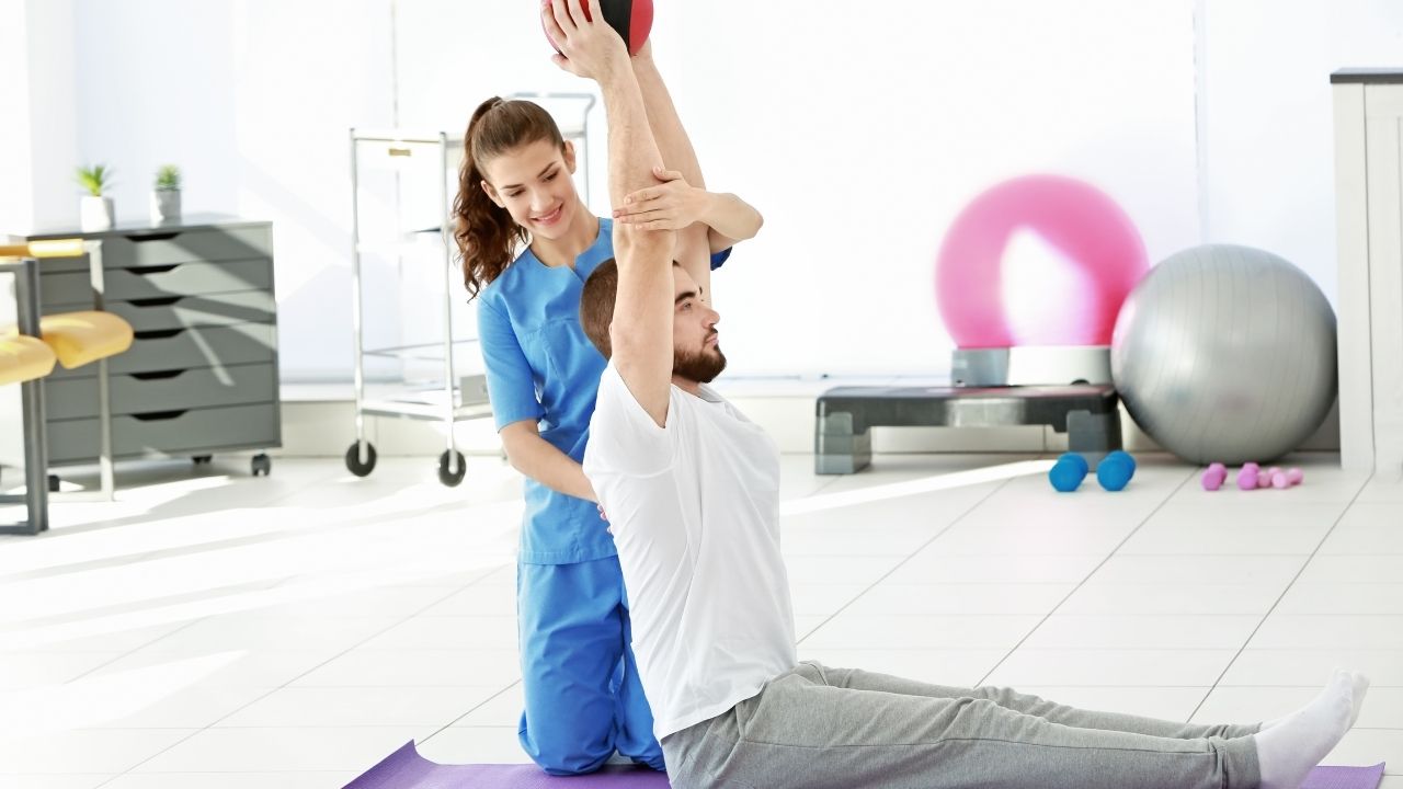 Kinezyterapia – ćwiczenia czynno-bierne i czynne w odciążeniu: kiedy są wskazane?
