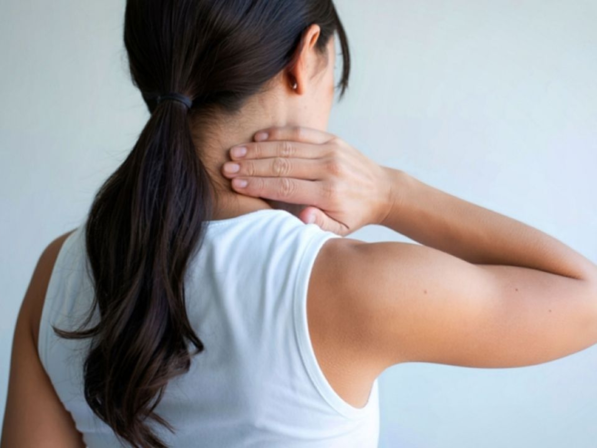 Przyczyny bólu szyi i karku – jak sobie z nimi radzić